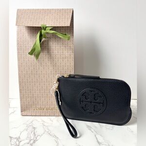 LAST ONE New Tory Burch Large Miller Wristlet Leather Black